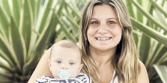 O lindinho Gabriel, na foto com a mamãe Elizabeth, recebe as boas-vindas e beijos da família inteira, principalmente do vovô Valter Benedetti, colega aqui do GCN